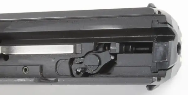 Detailaufnahme des Mechanismus einer Pistole, der die Sicherung zeigt.